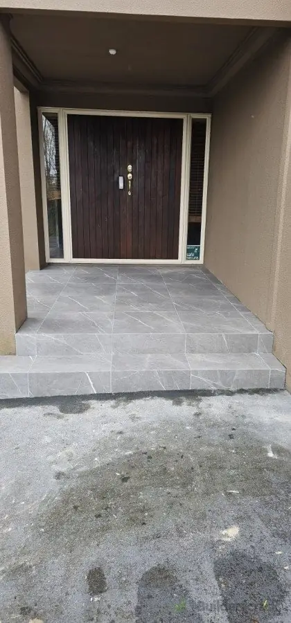 Grey porcelain tile entrance steps and landing installed by Dakom Tiling Auckland
